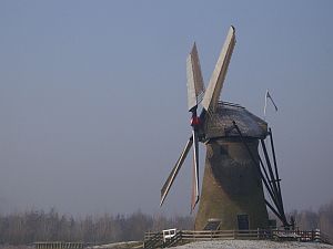 De molen in de winter malend op het zuiden.