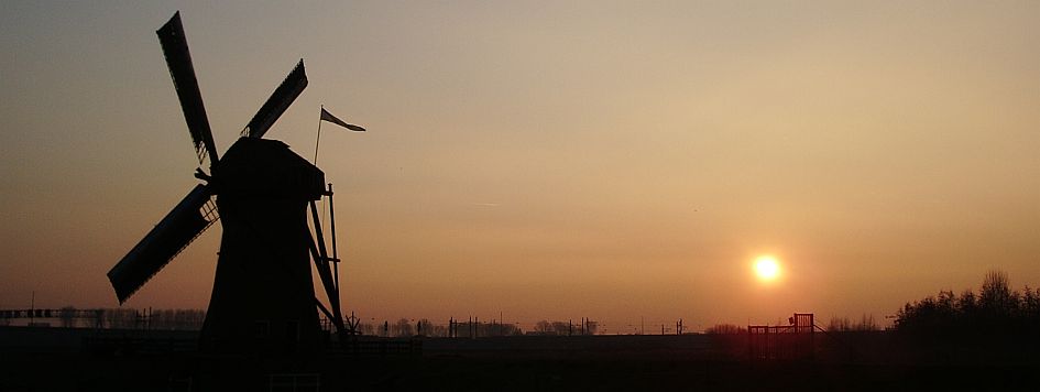 De molen malend op het zuiden bij zonsondergang.